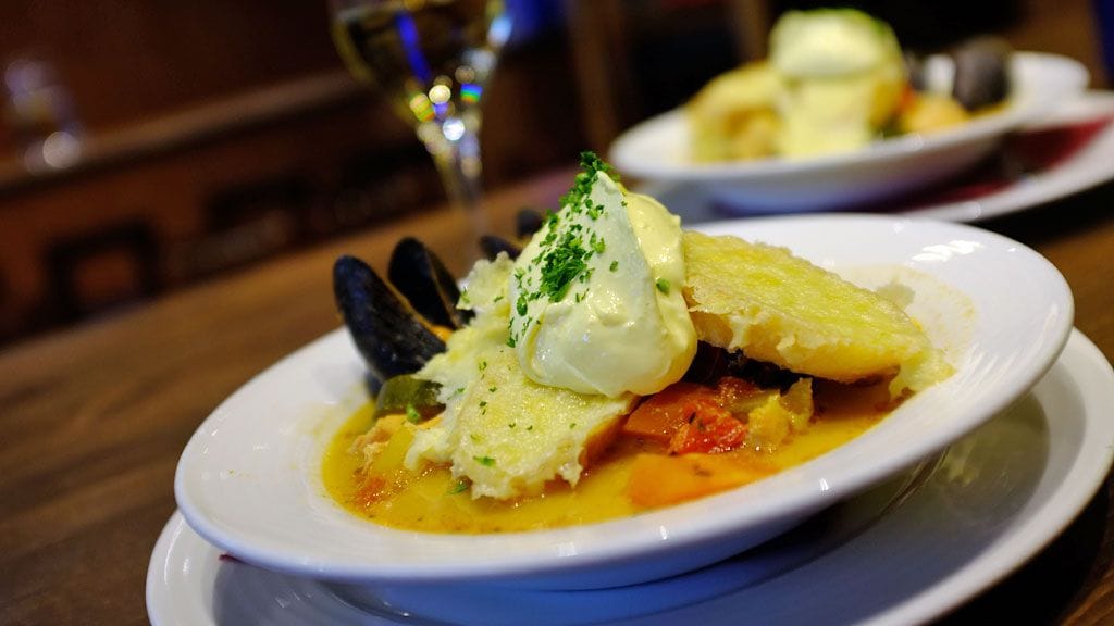 Neljä Vuodenaikaa -ravintolan klassikkoannos: Ranskalainen kalakeitto.