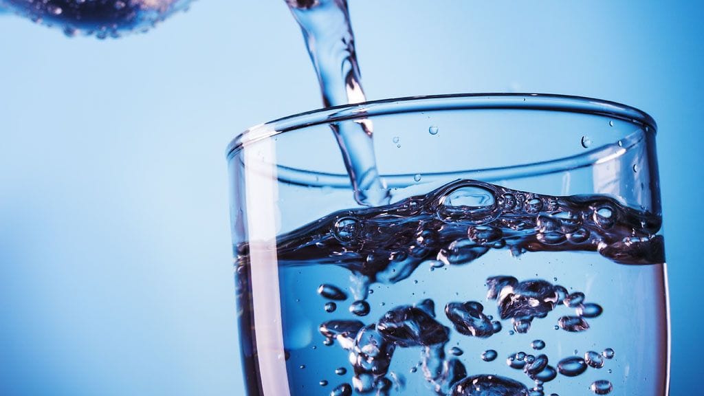 Vesi voi vaikuttaa erityisen suotuisasti painon putoamiseen.