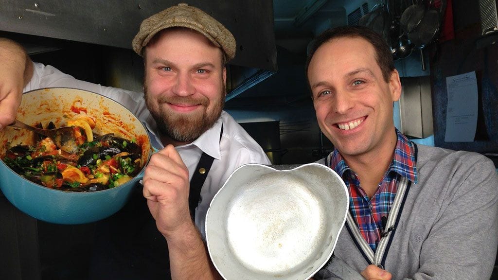 Teresa Välimäki ja Jesse Kamras tekivät kookos-banaanipannukakkuja.