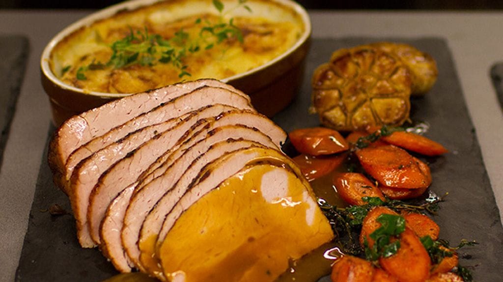 Lihakoulussa tehdään pääsiäisen juhlapaisti.