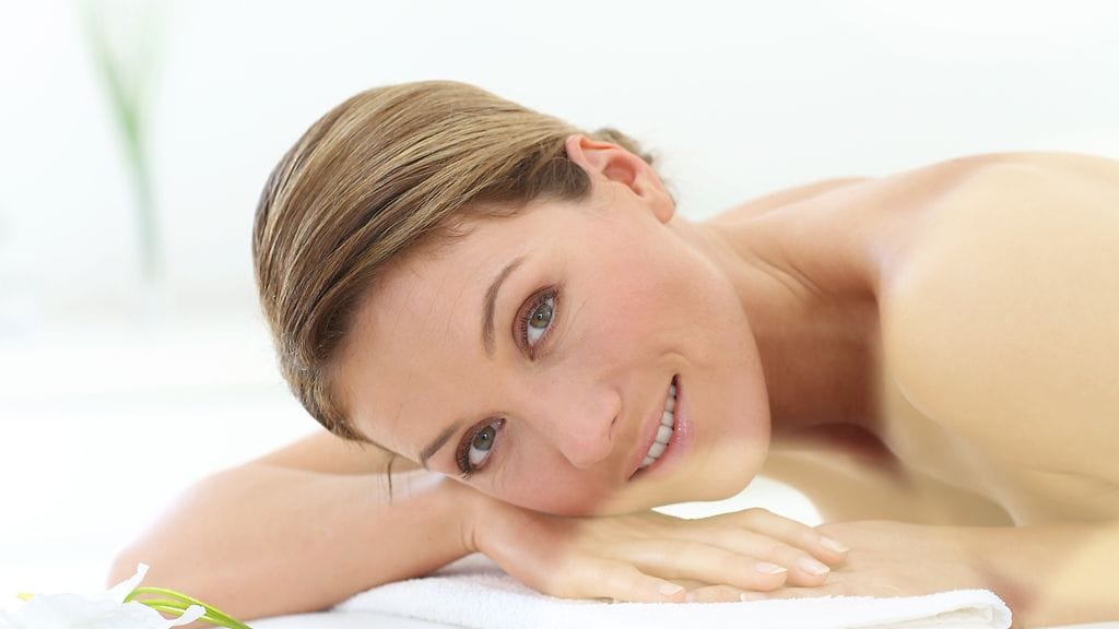 Väsymyksen ei tarvitse näkyä ulospäin, kun korostat oikeita kohtia kasvoissasi.