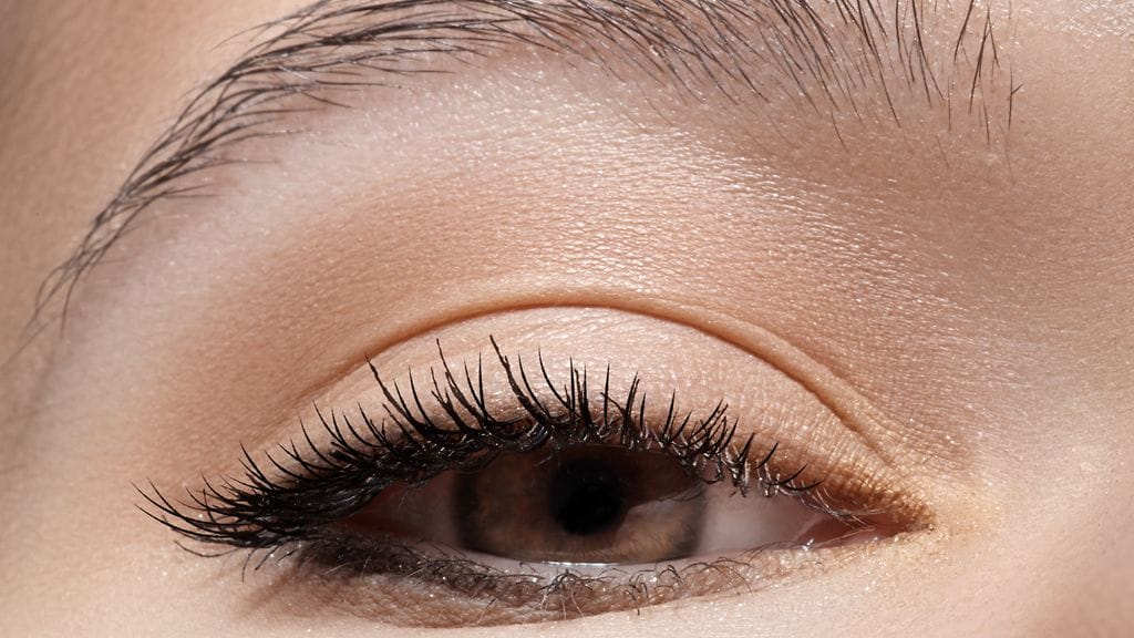 Persikkainen luomiväri avaa katsetta kauniisti.