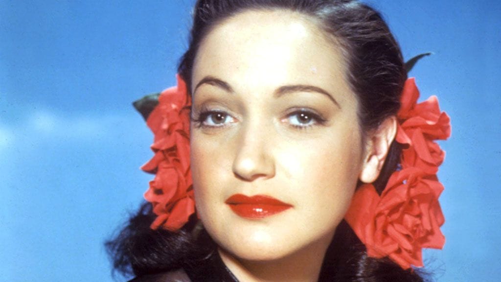 Dorothy Lamourin sensuelleja huulia korostaa raikas, korallinen huulipuna.