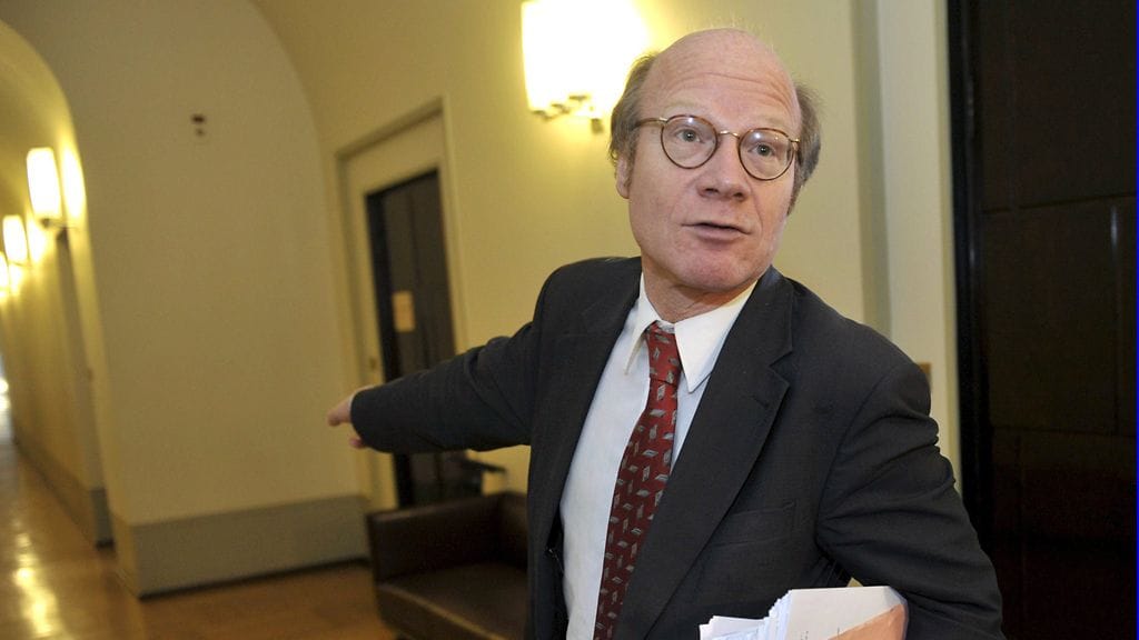 Eduskunnan perustuslakivaliokunta antoi kannanottonsa entisen pääministerin Matti Vanhasen virkarikosepäilyistä puheenjohtaja Kimmo Sasin johdolla. Kuva: Lehtikuva