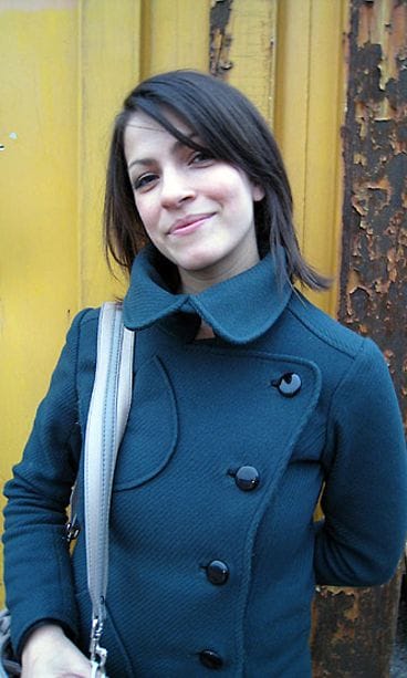 Näyttelijä Jenni Banerjee.