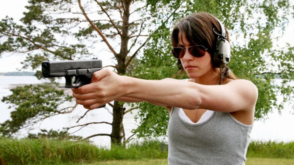 Näyttelijä Jenni Banerjee Blackout-elokuvassa.