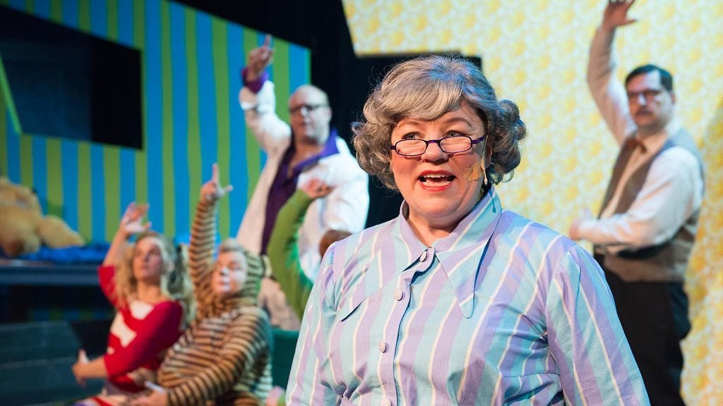 Elviä esittävä Päivi Kantola saa nauruhermot kutiamaan Peacockin uutuusmusikaalissa.