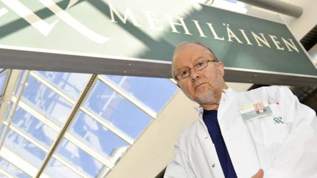 Kirurgi Sakari Orava leikkaa jalkapalloilija David Beckhamin akillesjänteen.