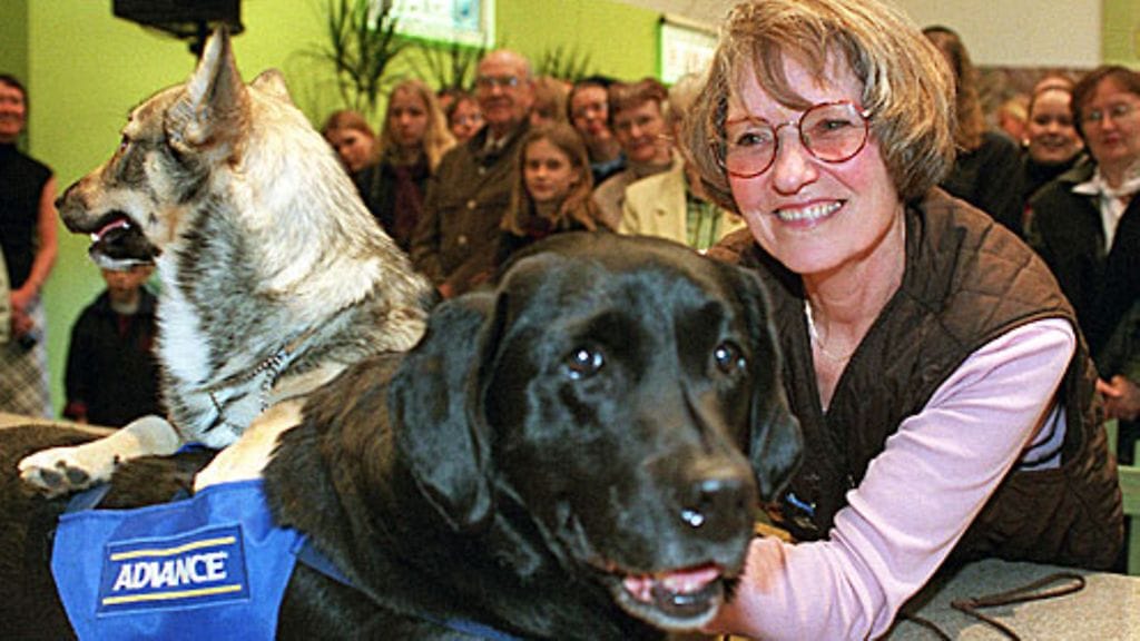 Stockmannin tavaratalossa järjestettiin lauantaina koirien muotinäytös. Uma Aaltonen ja miinakoira Amanda. Kuva: Lehtikuva