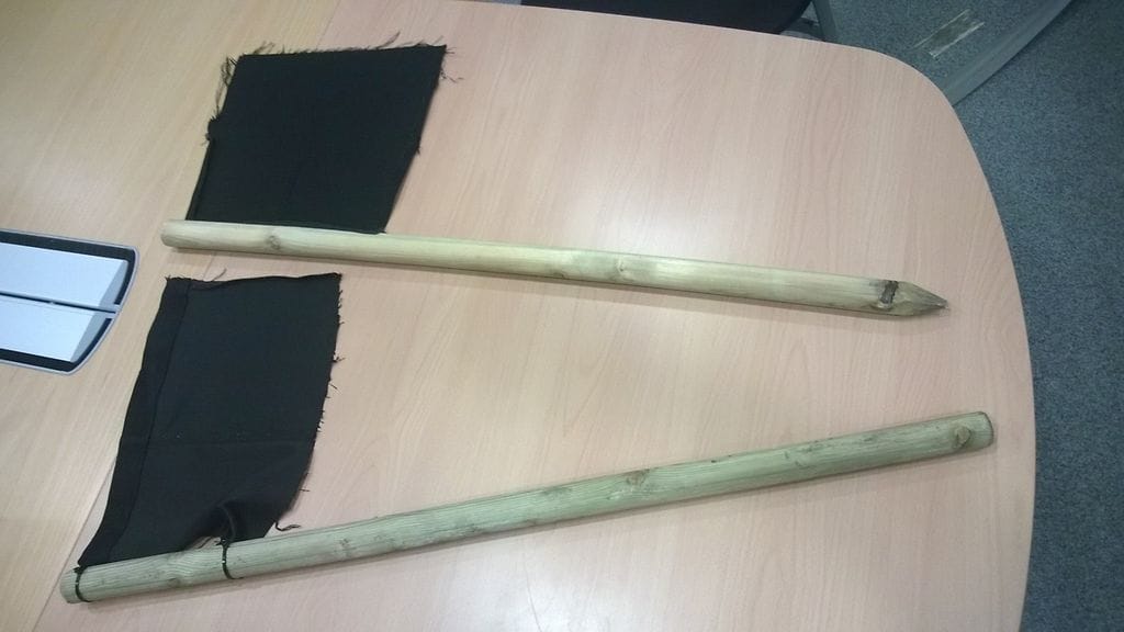 Poliisin takavarikoimia lyhyitä lipputankoja vappumarssilta.