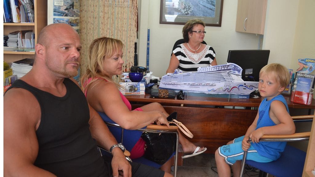 Kimmo ja Susanna Salo sekä heidän poikansa Anton odottivat, kun Arja Pikkanen yritti varata heille lentoja.