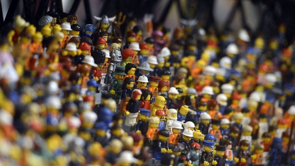Miten lasten leikeille käy, kun Lego-ukkojen iloiset ilmeet vaihtuvat nyrpeisiin naamoihin?