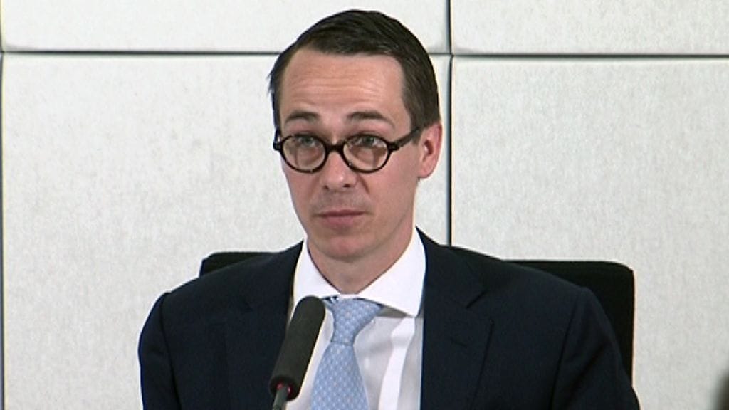 Puolustusministeri Carl Haglund (r.)