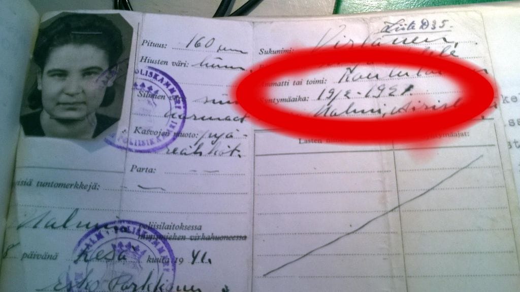 Henkilötodistukseen oli muutettu vuoden 1924 tilalle 1921, jotta nainen pääsi ravintolaan. Poliisi teki ratsioita mm. ravintoloihin, joissa paperit tarkastettiin.