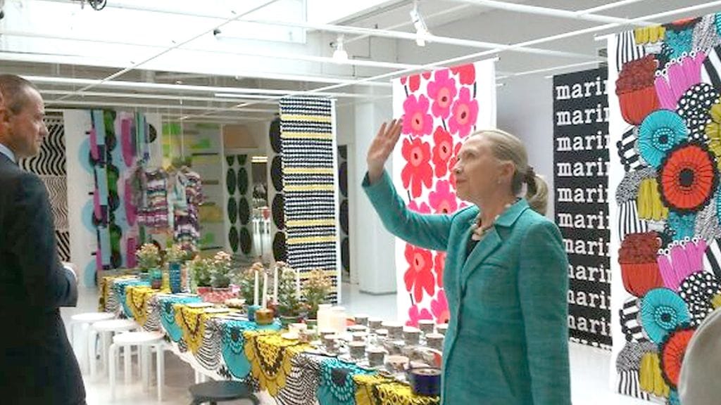 Marimekon toimitusjohtaja Mika Ihamuotila esitteli Clintonille tehtaanmyymälää.