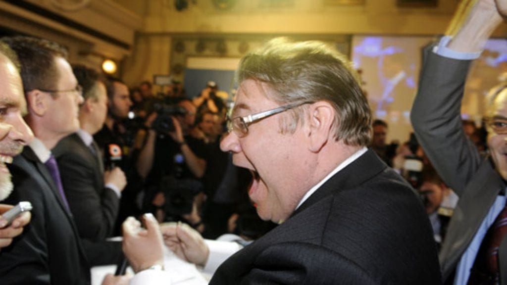 Perussuomalaisten puheenjohtaja Timo Soini (oik.) ja Ossi Dandvik tuulettavat Perussuomalaisten vaalivalvojaisissa Bottalla Helsingissä 17. huhtikuuta 2011. Kuva: Lehtikuva