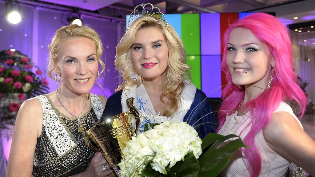 Bea Toivonen valittiin Vuoden 2014 Miss Suomeksi finaalissa Kirkkonummen Långvikissä sunnuntaina illalla 4. toukokuuta 2014. Onnittelemassa äiti Marja Toivonen (vas.) ja sisar Anna-Sofia Toivonen (1)