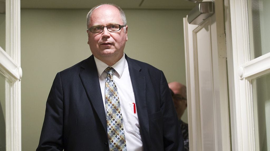 Eduskunnan puhemies Eero Heinäluoma pitää mahdollisena, että kansanedustajien palkkoja lasketaan.