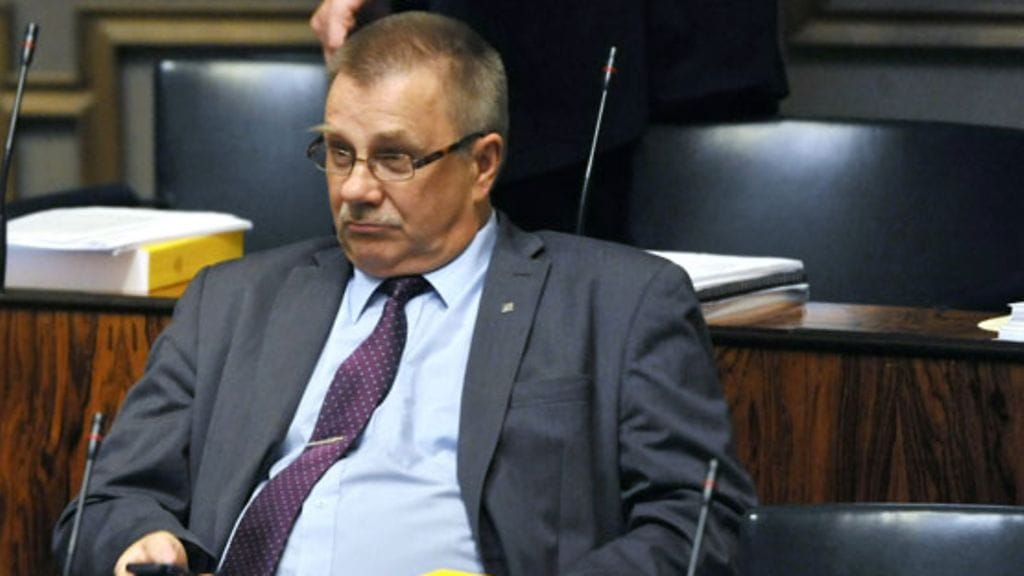 Kansanedustaja Pentti Oinonen (perus.) eduskunnassa.