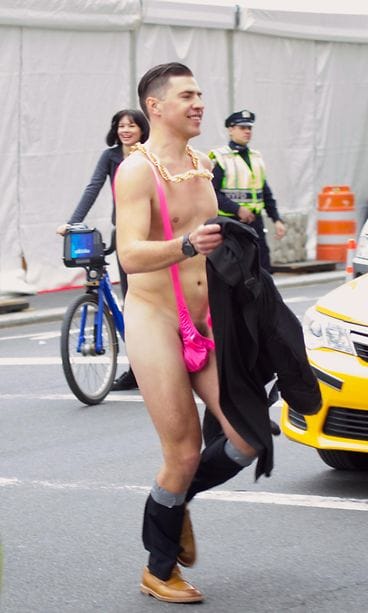 H�irikk� hy�kk�si Met-gaalan punaiselle matolle