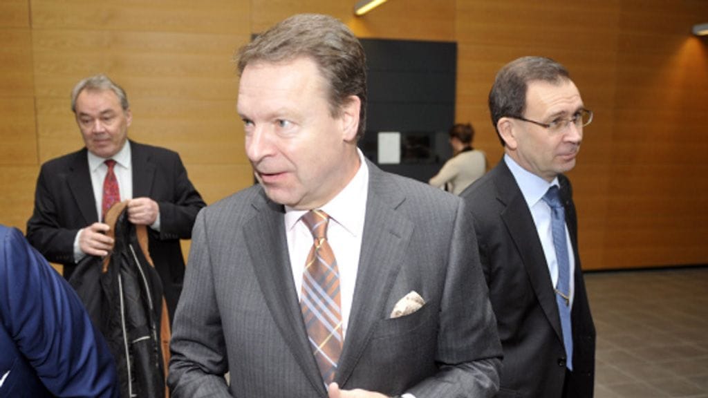 Ilkka Kanerva (kesk.) yhdessä valtionsyyttäjä Jukka Rappen (oik.) ja Tapani Yli-Saunamäen kanssa Helsingin oikeustalolla keskiviikkona 30. marraskuuta 2011. Ilkka Kanervan synttärikäräjillä Helsingissä pidettiin loppulausunnot keskiviikkona.