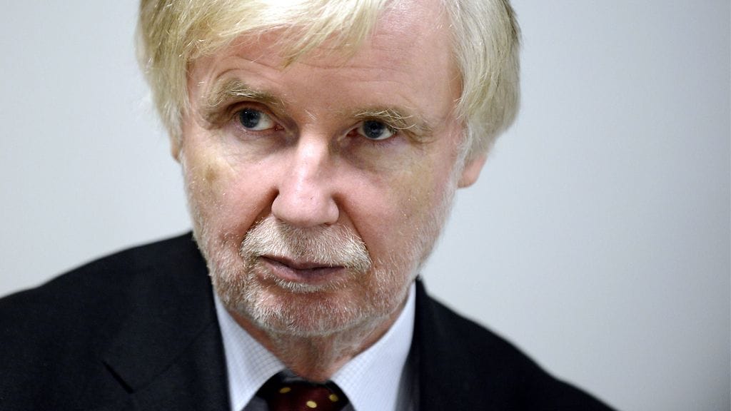 Erkki Tuomioja palkittiin Tieto-Finlandialla vuonna 2006. Palkittu kirja käsitteli hänen isoäitiään Hella Wuolijokea.