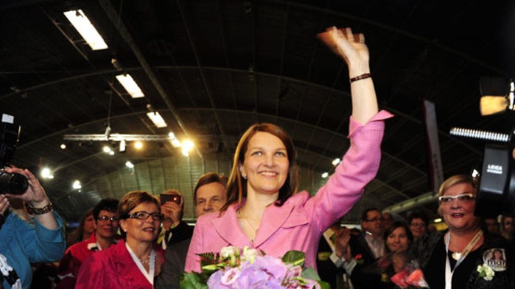 Mari Kiviniemi valittiin Keskustan uudeksi puoluejohtajaksi puoluekokouksessa Lahdessa 12. kesäkuuta 2010. Samalla hänestä tulee Suomen uusi pääministeri. (LEHTIKUVA)