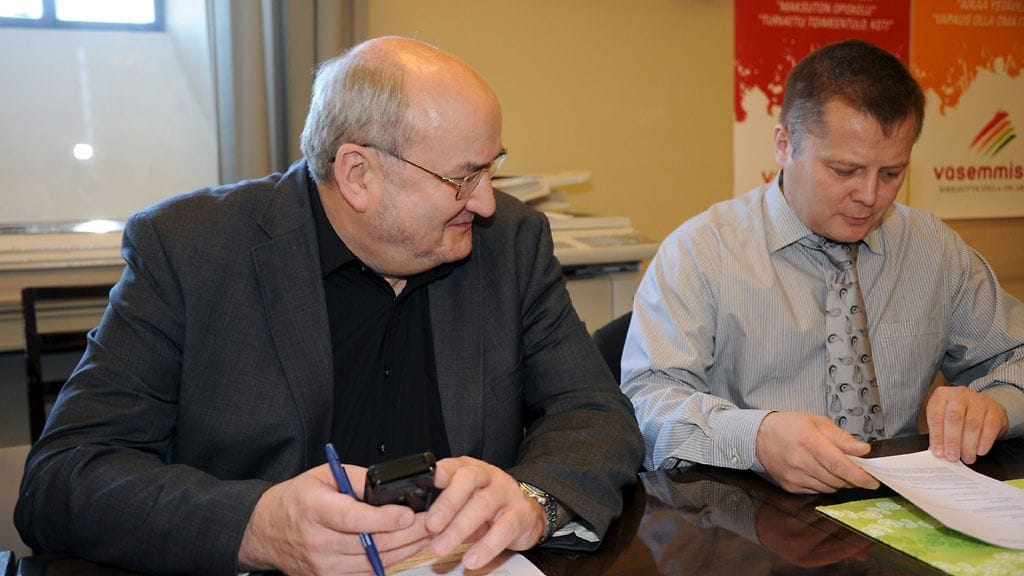 Vasemmistoliiton Jyrki Yrttiaho ja Markus Mustajärvi puolueen ryhmäkokouksessa Helsingissä tänään 30. kesäkuuta 2011.