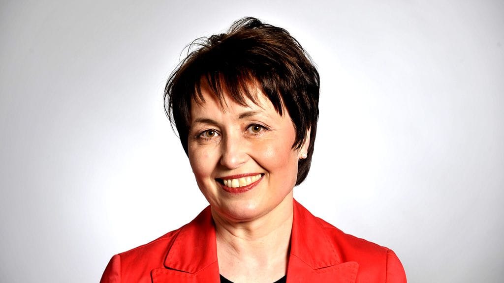 Eduskunnan sivistysvaliokunnan puheenjohtaja Raija Vahasalo toivoo lahtelaispäättäjien puuttuvan sisäilmaongelmiin Launeen koulussa.