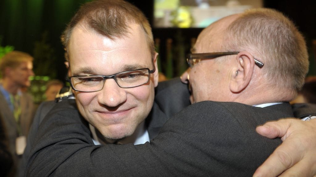 Juha Sipilä vastaanotti onnitteluja tultuaan valituksi keskustan uudeksi puheenjohtajaksi puoluekokouksessa Rovaniemellä 9. kesäkuuta 2012.