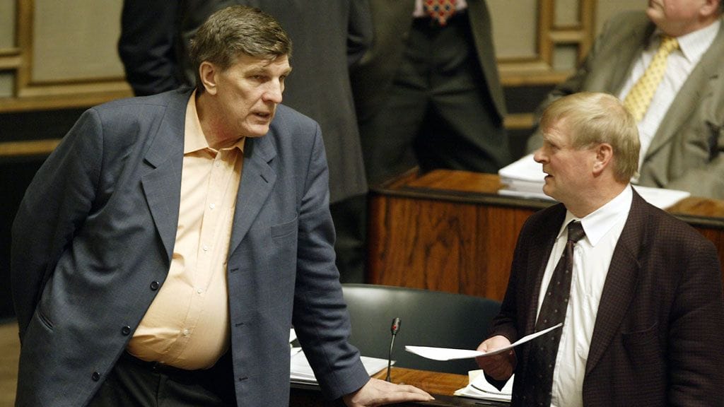 Vasemmistoliiton Esko-Juhani Tennilä (vas.) ja Mikko Kuoppa eduskunnan suullisella kyselytunnilla helmikuussa 2004.