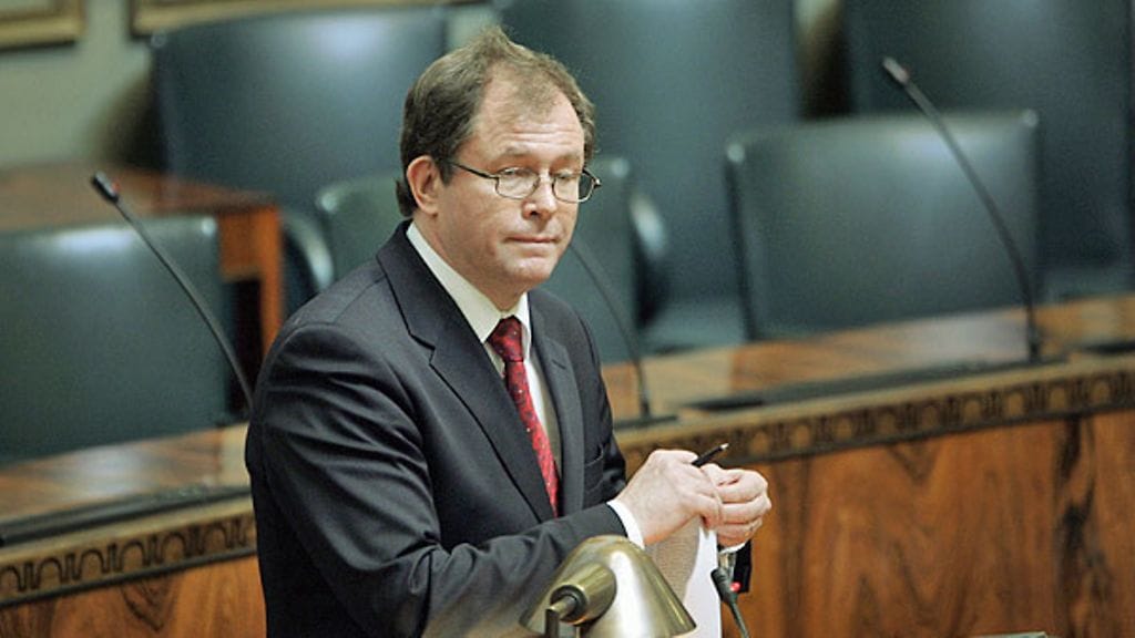 Vasemmistoliiton Pentti Tiusanen puhumassa eduskunnan täysistunnassa 3.maaliskuuta 2006. (LEHTIKUVA)