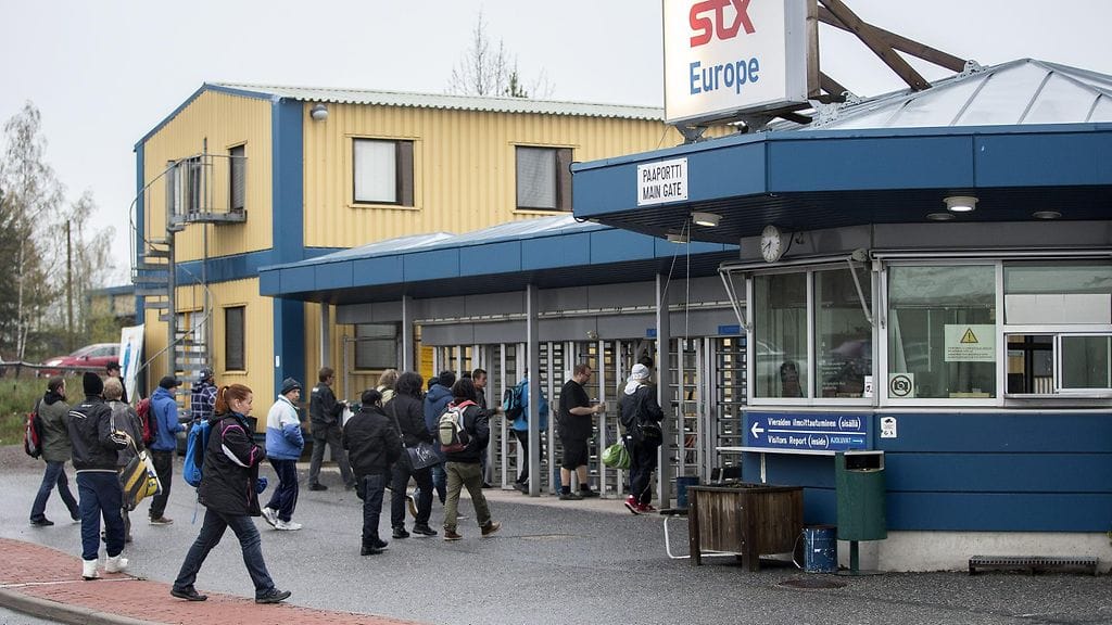 Työntekijät saapuivat aamuvuoroon Turussa STX Finlandin telakalle 9. toukokuuta 2014.