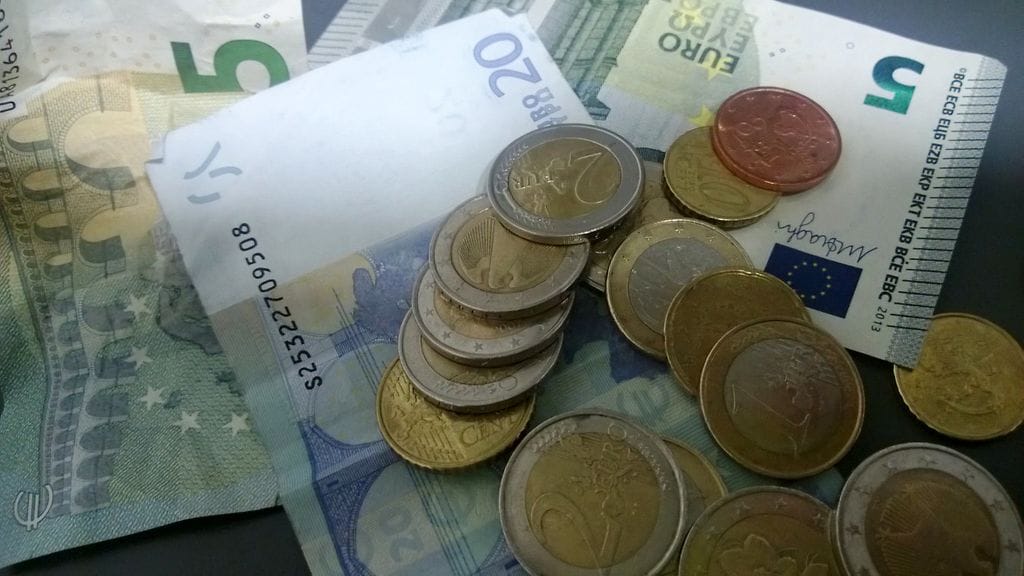 Hinnat jatkoivat huhtikuussa laskuaan. Kuvituskuva.