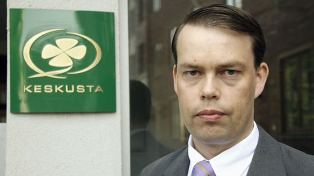 Keskustan hallintopäällikkö Aki Haaro puoluetoimiston edessä Helsingissä 5. kesäkuuta 2008.