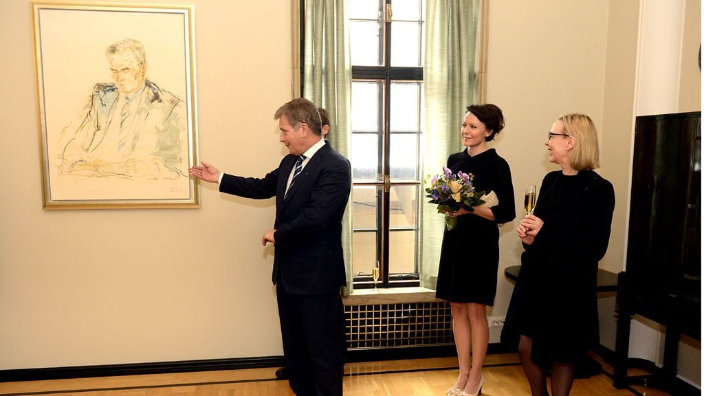 Presidentti Sauli Niinistön puhemiesmuotokuva paljastettiin puhemiehen edustustilassa eduskunnassa 15. helmikuuta 2013. Muotokuvan on maalannut taidemaalari Marjatta Tapiola (oik.). Tilaisuuteen osallistui myös presidentin puoliso Jenni Haukio.