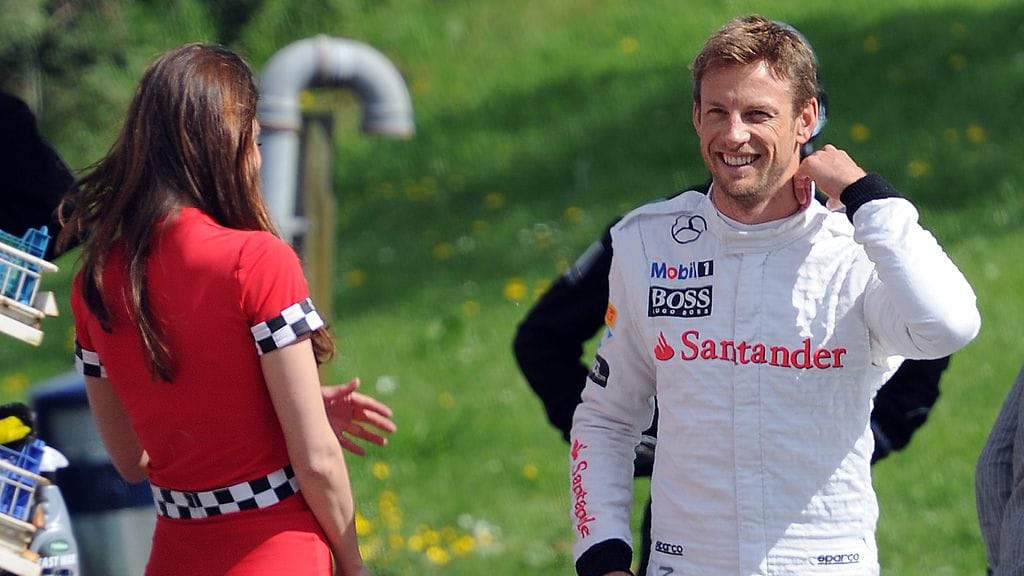 Jenson Button mielissään kuvauksissa