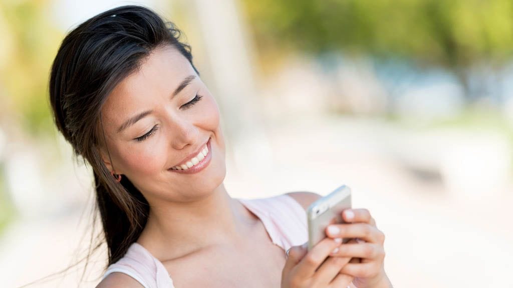 Tekstiviesti uudelta kumppanilta nostaa herkästi hymyn huulille.