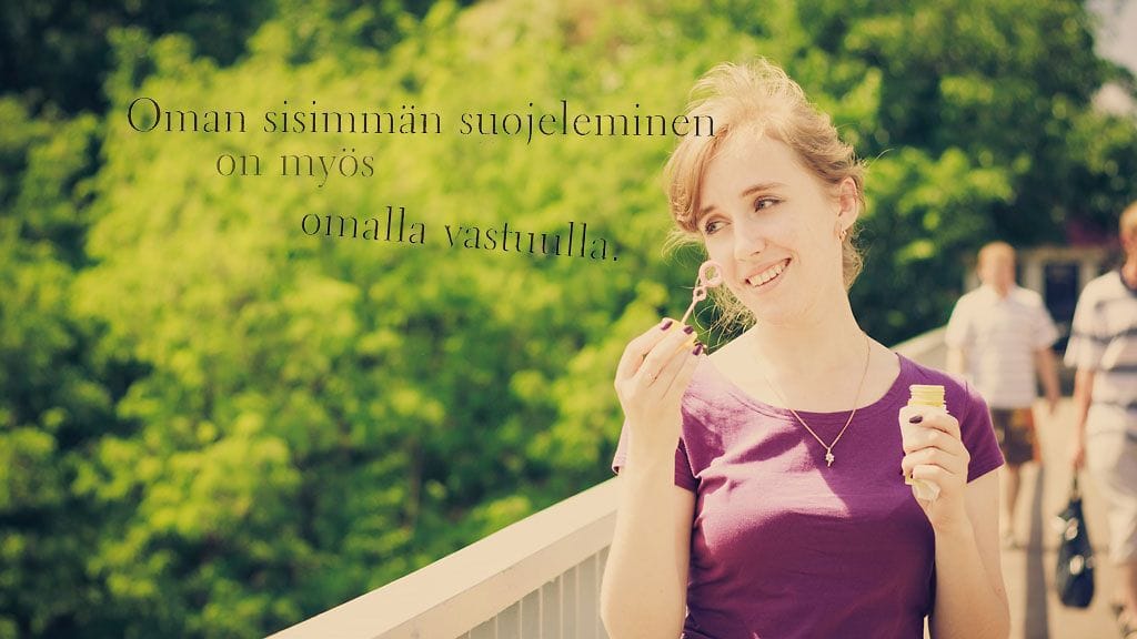 Kuvituskuva, lainaus Janna Satrin teoksesta Sisäinen lepatus – herkän ihmisen tietokirja