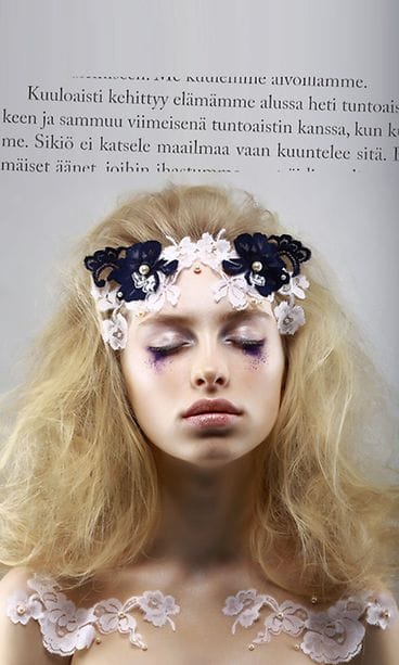 Kuvituskuva, lainaus Jaana-Mirjami Mustavuoren teoksesta Aistit auki! – Anna elämän koskettaa