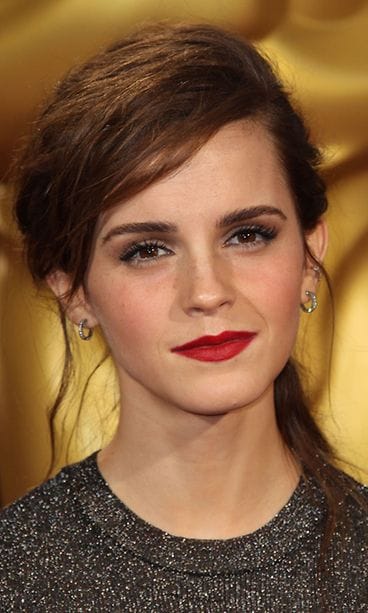 Punainen huulipuna ja päivetys ovat tämän kesän varma tyylihitti.