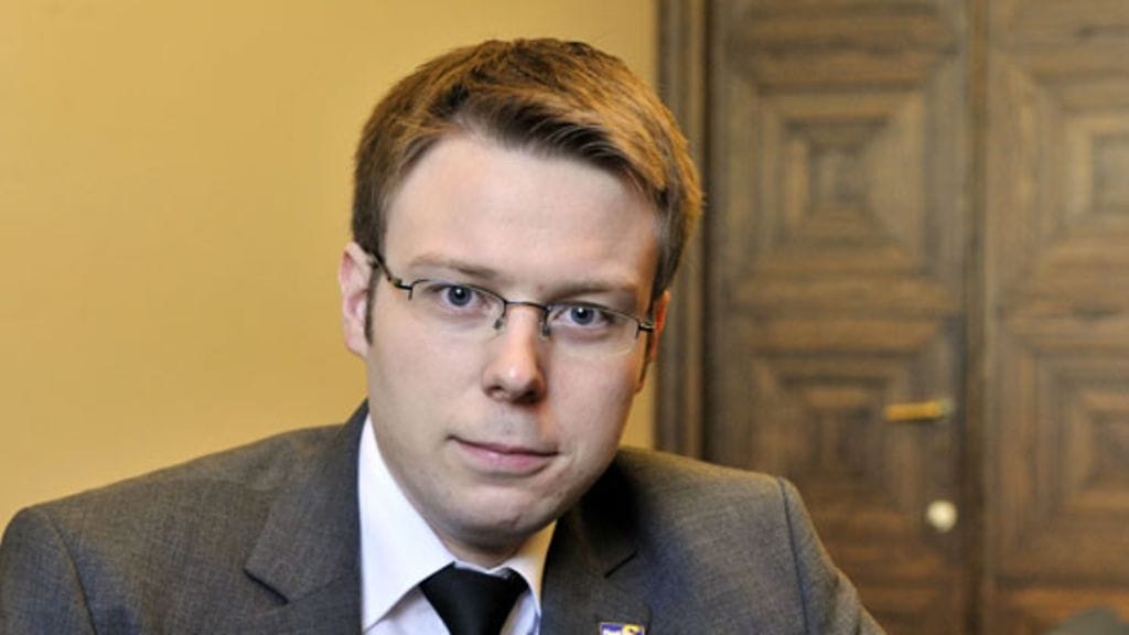 Perussuomalaisten Vesa-Matti Saarakkala ei niele kansanedustaja Jaakko Laakson (vas.) kritiikkiä.