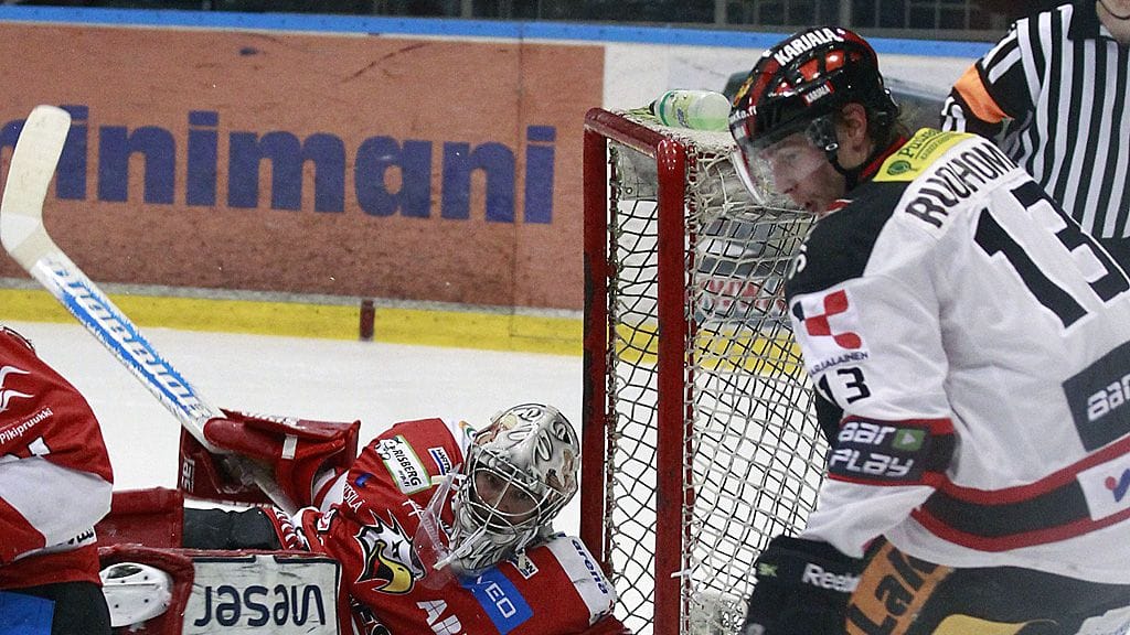 Mikael Ruohomaa Vaasan Sportin maalilla keväällä 2012.