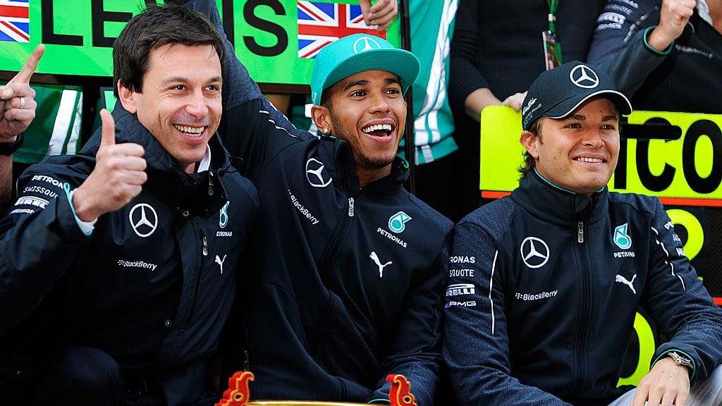 Toto Wolff (vas.) voitti Lewis Hamiltonin ja Nico Rosbergin kanssa kolme valmistajien ja kuljettajien maailmanmestaruutta ennen Rosbergin lopettamista vuonna 2016.