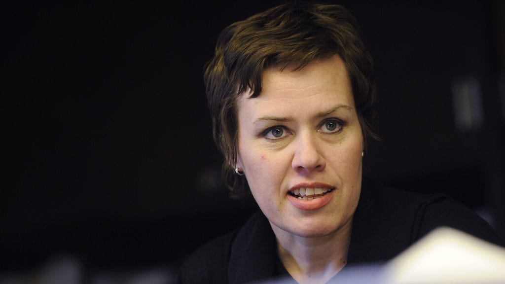 Maarit Feldt-Ranta kritisoi ahvenanmaalaisen Brit Lundbergin suomen kielen vastaista toimintaa.