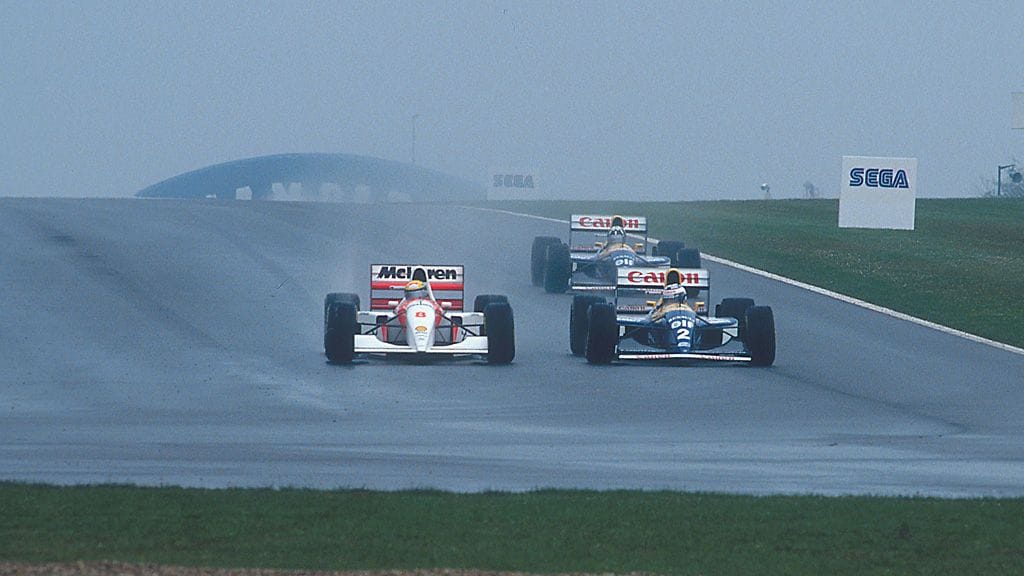 Ayrton Senna ottaa johtopaikan ohittamalla Alain Prostin