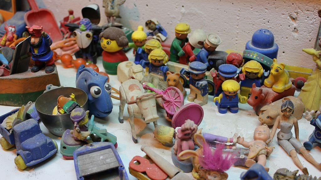 Viikin jätevedenpuhdistamolle viemäreistä päätyneitä esineitä.