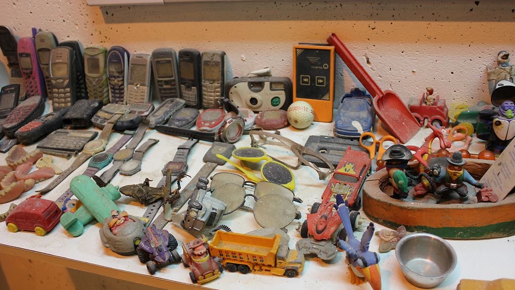 Viikin jätevedenpuhdistamolle viemäreistä päätyneitä esineitä.