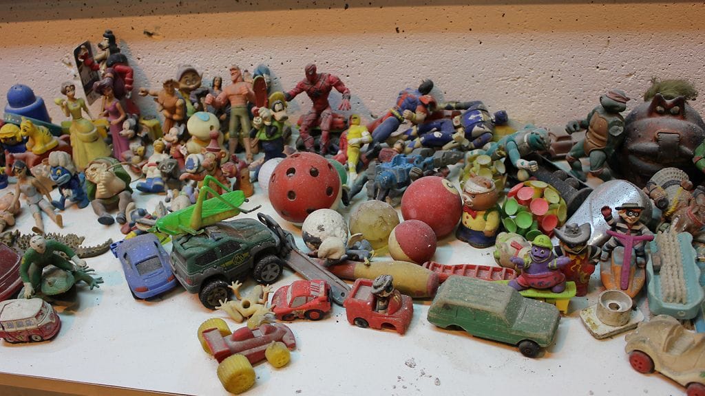 Viikin jätevedenpuhdistamolle viemäreistä päätyneitä esineitä.