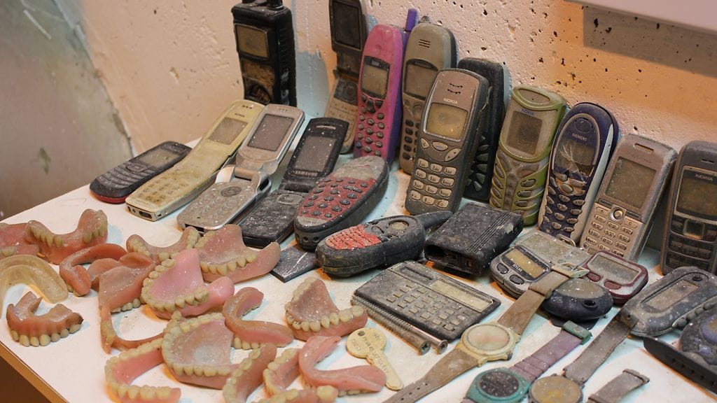 Viikin jätevedenpuhdistamolle viemäreistä päätyneitä esineitä.